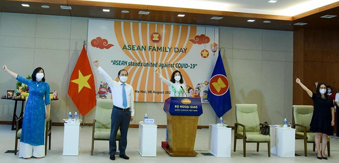 Thứ trưởng Bộ Ngoại giao Nguyễn Quốc Dũng và Chủ tịch danh dự Nhóm Phụ nữ ASEAN tại Hà Nội Vũ Thị Bích Ngọc kêu gọi “ASEAN đoàn kết chung tay đẩy lùi COVID-19” tại sự kiện Ngày gia đình ASEAN 2021
